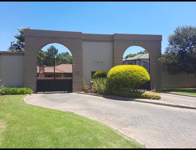 3 BEDROOM TOWNHOUSE FOR SALE IN VANDERBIJLPARK SW 5